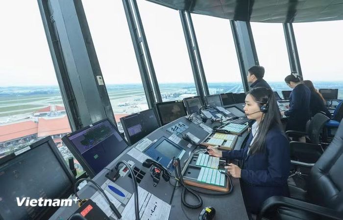 Nhân viên kiểm soát viên không lưu thực hiện điều hành một chuyến bay tại Cảng Hàng không quốc tế Nội Bài. (Ảnh: PV/Vietnam+)
