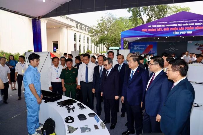Trưởng ban Chính sách, chiến lược Trung ương Nguyễn Thanh Nghị, Phó Thủ tướng Thường trực Chính phủ Phạm Gia Túc và các đại biểu tham quan gian trưng bày sản phẩm tại hội thảo. (Ảnh: BTC)