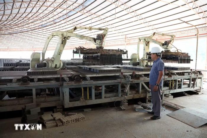 Nhà máy gạch Tuynel Viên Châu (Tuyên Quang) đầu tư công nghệ sản xuất gạch tự động, khép kín. (Ảnh: Quang Cường/TTXVN)