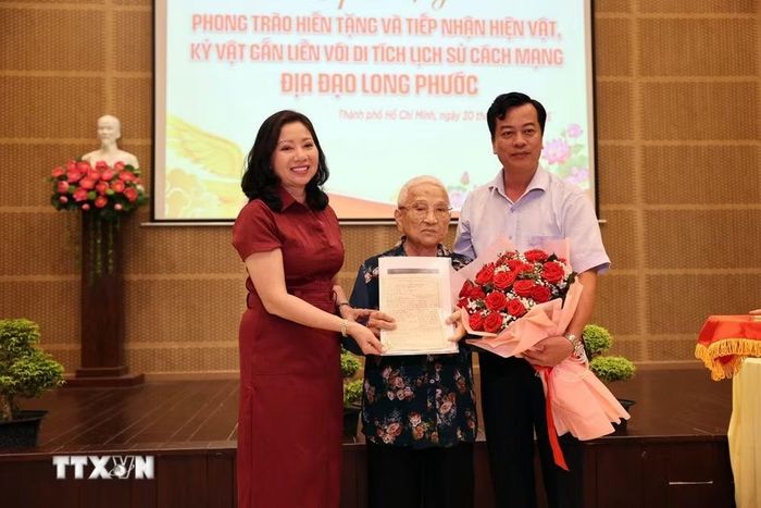Bà Mã Tuyết Mai, nguyên Cán bộ lão thành, trao kỷ vật của chồng mình (ông Nguyễn Minh Ninh) cho Bảo tàng. (Ảnh: Đoàn Mạnh Dương/TTXVN)