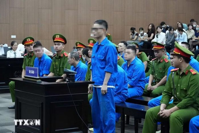 Các bị cáo khai báo tại phiên tòa. (Ảnh: Kim Anh/TTXVN)