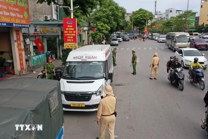 Lực lượng cảnh sát giao thông kiểm tra một xe hợp đồng. (Nguồn: TTXVN)