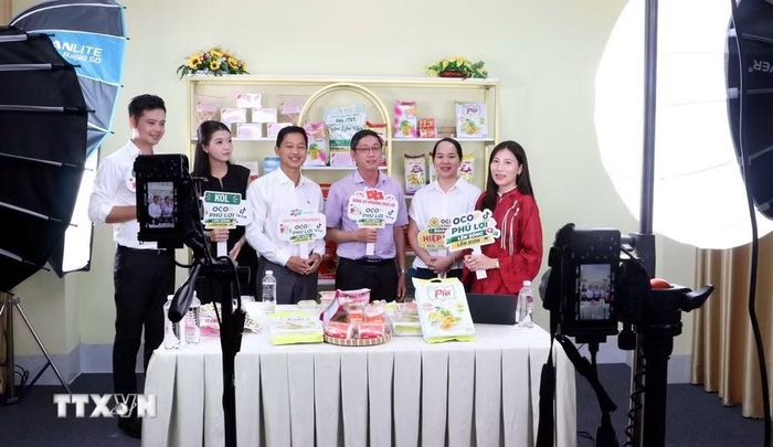Ông Thái Đăng Khoa, Bí thư Đảng ủy phường Phú Lợi (thứ 3, từ phải qua) cùng các chủ thể kinh doanh tham gia quảng bá sản phẩm OCOP truyền thống trên không gian mạng qua chương trình "OCOP Phú Lợi Live". (Ảnh: Trung Kiên/TTXVN)