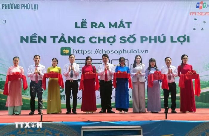 Lễ ra mắt nền tảng "Chợ số Phú Lợi", đánh dấu bước khởi đầu cho chiến lược chuyển đổi số toàn diện trong lĩnh vực thương mại tại cơ sở. (Ảnh: Trung Kiên/TTXVN)