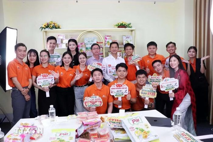 Sự gắn kết, đồng hành giữa chính quyền, nhà trường và doanh nghiệp góp phần tạo nên sức mạnh tổng hợp và tính hiệu quả của mô hình liên kết "3 nhà" trong hành trình chuyển đổi số tại cơ sở. (Ảnh: Trung Kiên/TTXVN)