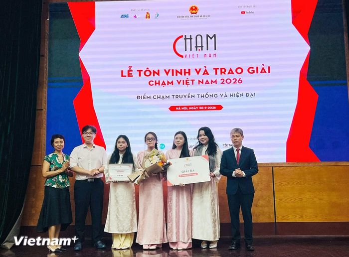 Ban tổ chức trao giải Nhất, Nhì và Ba cho các cá nhân và nhóm tác giả. (Ảnh: PV/Vietnam+)