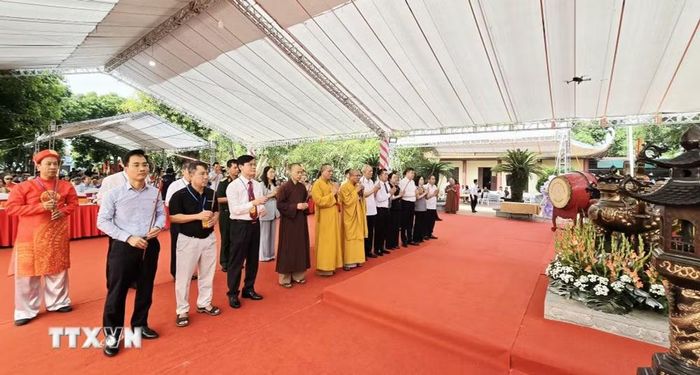 Các đại biểu cùng đông đảo nhân dân, du khách trang nghiêm thực hiện nghi lễ dâng hương tri ân các vị vua Trần. (Ảnh: Thanh Vân/TTXVN)