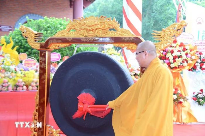 Hòa thượng Thích Thanh Quyết, Phó Chủ tịch Hội đồng Trị sự Giáo hội Phật giáo Việt Nam, Trưởng Ban Trị sự Giáo hội Phật giáo Việt Nam tỉnh Quảng Ninh, thỉnh chuông khai hội. (Ảnh: Thanh Vân/TTXVN)