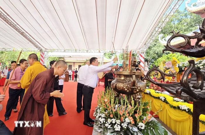 Đại biểu và nhân dân dâng hương tại Lễ khai hội truyền thống Đền An Sinh năm 2026. (Ảnh: Thanh Vân/TTXVN)