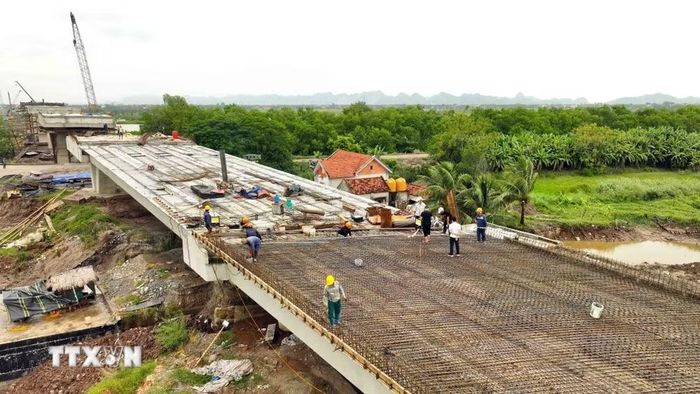Thi công cầu vượt sông Càn (thuộc Dự án Đầu tư xây dựng tuyến đường bộ ven biển đoạn qua tỉnh Ninh Bình). (Ảnh: Vũ Sinh/TTXVN)