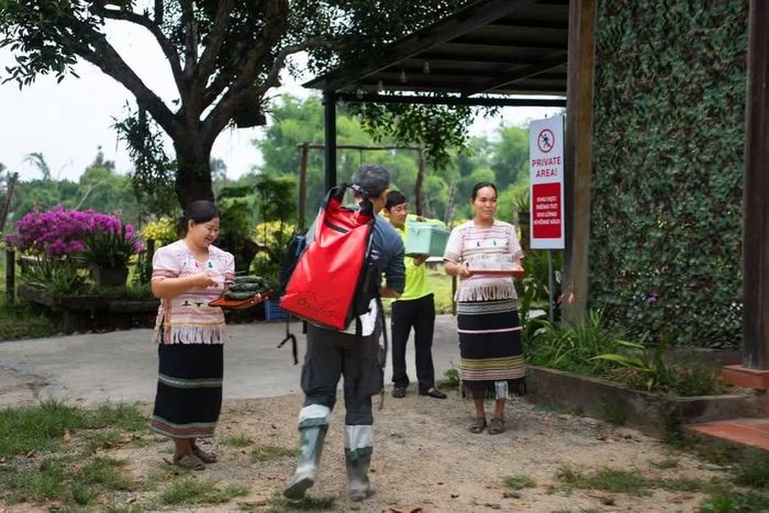 Du khách được người dân Châu Mã chào đón với đồ uống giải khát và khăn lạnh sau chuyến đi bộ xuyên rừng tươi tốt. (Nguồn ảnh: Katiensafari)