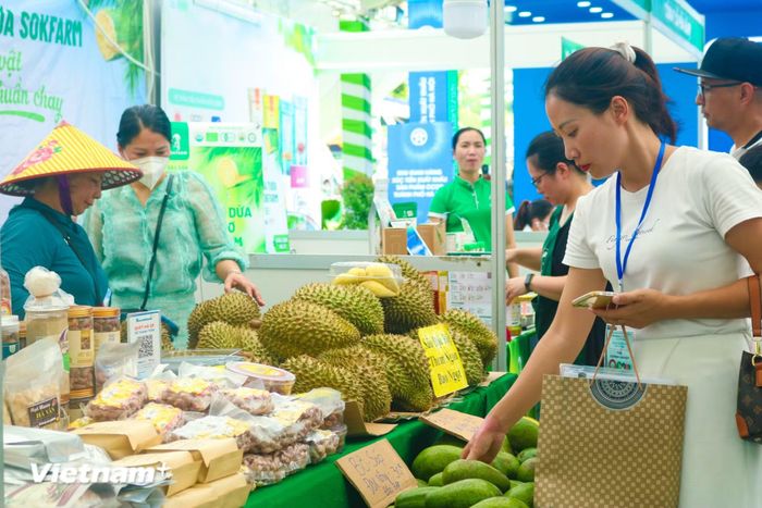 Quảng bá sản phẩm. (Ảnh: Bảo Ngọc/Vietnam+)