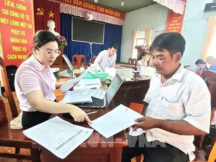 Phòng giao dịch NHCSXH Phú Riềng giải ngân vốn cho người dân xã Phú Trung. (Ảnh: TTXVN)