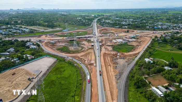 Các hạng mục cầu vượt, đường dẫn và nền đường tại nút giao Quốc lộ 14B với cao tốc Đà Nẵng - Quảng Ngãi dần hiện rõ hình hài sau nhiều tháng thi công. (Ảnh: Xuân Quý/TTXVN)