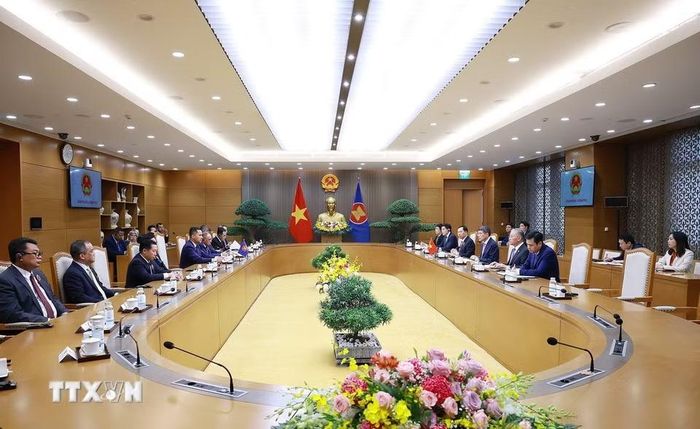 Thủ tướng Lê Minh Hưng tiếp Trưởng đoàn các nước tham dự Hội nghị các nước ASEAN về hợp tác đấu tranh với tội phạm truy nã. (Ảnh: Dương Giang/TTXVN)