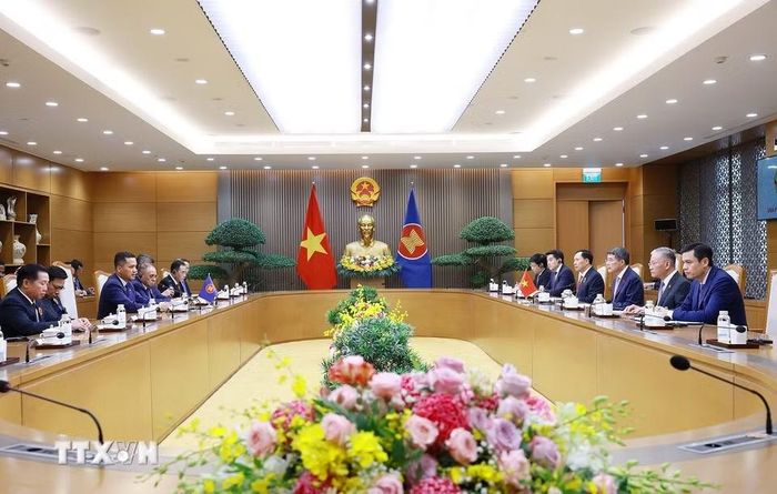 Thủ tướng Lê Minh Hưng tiếp Trưởng đoàn các nước tham dự Hội nghị các nước ASEAN về hợp tác đấu tranh với tội phạm truy nã. (Ảnh: Dương Giang/TTXVN)