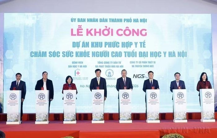 Tổng Bí thư Tô Lâm và các đại biểu thực hiện nghi thức khởi công Dự án phức hợp y tế chăm sóc sức khỏe người cao tuổi của Đại học Y Hà Nội (17/1/2026). (Ảnh: Thống Nhất/TTXVN)
