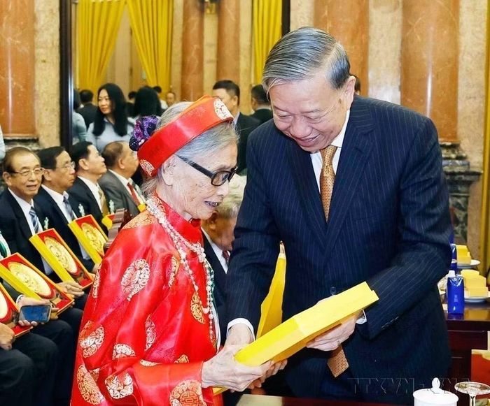 Nhân Kỷ niệm 85 năm Ngày truyền thống người cao tuổi Việt Nam (6/6/1941 - 6/6/2026), chiều 5/6/2026, tại Phủ Chủ tịch, Tổng Bí thư, Chủ tịch nước Tô Lâm gặp mặt 85 người cao tuổi tiêu biểu trong các phong trào thi đua yêu nước giai đoạn 2021 - 2026 trên toàn quốc. (Ảnh: Thống Nhất /TTXVN)
