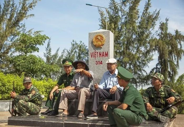 Chi hội Người cao tuổi ấp Xà Xía, xã Mỹ Đức, thị xã Hà Tiên trao đổi, chia sẻ với cán bộ, chiến sỹ Đồn biên phòng cửa khẩu quốc tế Hà Tiên trong việc giữ vững chủ quyền lãnh thổ biên giới, vùng biển quốc gia, tháng 9/2018. (Ảnh : Hồng Đạt/TTXVN)