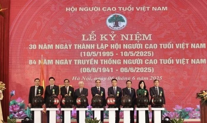 Các đại biểu thực hiện nghi thức ấn nút khởi động chương trình nhân đạo “Mắt sáng cho người cao tuổi tại Lễ kỷ niệm 30 năm Ngày thành lập (10/5/1995 - 10/5/2025), 84 năm Ngày truyền thống Người cao tuổi Việt Nam (6/6/1941 - 6/6/2025) và đón nhận Huân chương Lao dộng hạng Nhất lần thứ 2. (Ảnh: Trần Việt/TTXVN)