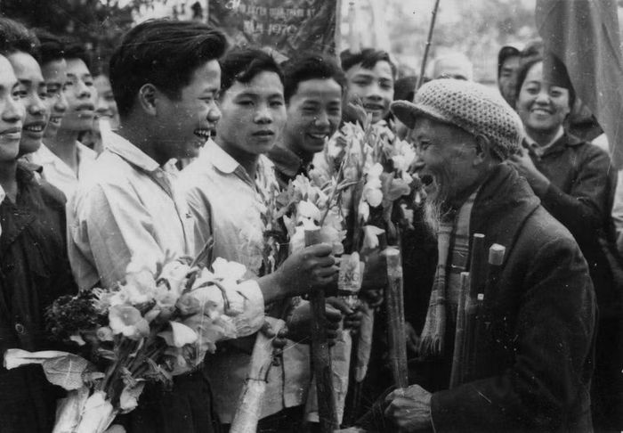 Các cụ phụ lão huyện Văn Giang (Hưng Yên) tặng gậy Trường Sơn, chúc các chàng trai lên đường ra tiền tuyến, hưởng ứng phong trào Thanh niên “Ba sẵn sàng” (tháng 8/1964), sau khi Mỹ mở rộng đánh phá bằng không quân ra miền Bắc trong kháng chiến chống Mỹ, cứu nước. (Ảnh: TTXVN)
