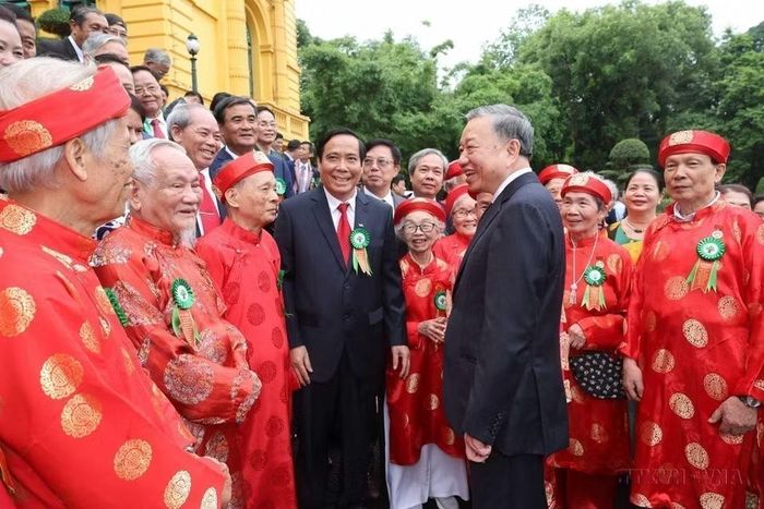 Chủ tịch nước Tô Lâm gặp mặt thân mật các cán bộ cốt cán, người cao tuổi tiêu biểu toàn quốc nhân dịp kỷ niệm 83 năm Ngày truyền thống Người cao tuổi Việt Nam (6/6/1941 - 6/6/2024). (Ảnh: Nhan Sáng/TTXVN)