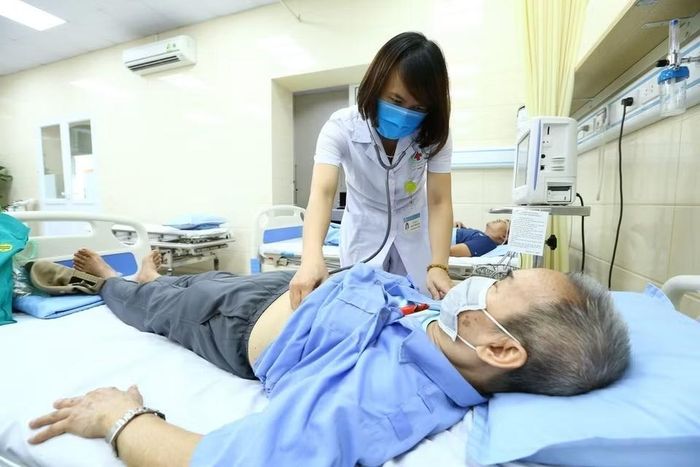 Bác sỹ bệnh viện Việt Nam-Cuba khám, chăm sóc người cao tuổi bị ảnh hưởng bởi hiện tượng thời tiết nắng nóng kéo dài, nhiệt độ tăng cao bất thường (2020). (Ảnh: Minh Quyết/TTXVN)