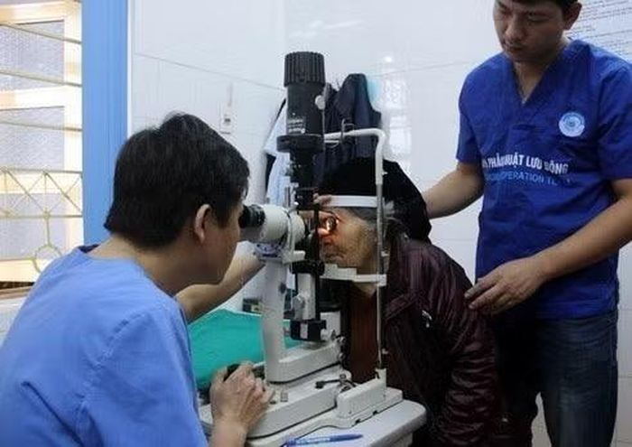 Các bác sỹ khám sàng lọc về mắt cho bệnh nhân trong Chương trình phẫu thuật nhân đạo thay thủy tinh thể miễn phí cho 500 người cao tuổi có hoàn cảnh khó khăn trên địa bàn tỉnh Tuyên Quang (2019). (Ảnh: Quang Cường/TTXVN)