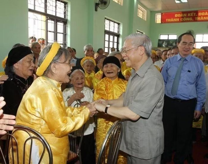 Tổng Bí thư Nguyễn Phú Trọng gặp gỡ người cao tuổi tại Ngày hội Đại đoàn kết toàn dân tộc ở khu dân cư Trai Trang, thị trấn Yên Mỹ, huyện Yên Mỹ, tỉnh Hưng Yên (2013). (Ảnh: Trí Dũng/TTXVN)
