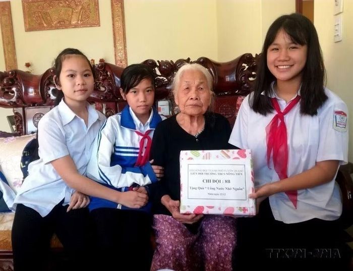 Học sinh thành phố Tuyên Quang thăm hỏi, tặng quà cho thân nhân liệt sỹ nhân kỷ niệm 73 năm Ngày Thương binh-Liệt sỹ (2020). (Ảnh: Quang Cường/TTXVN)