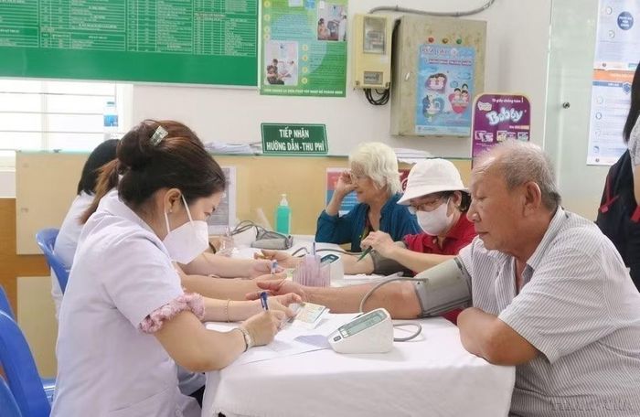 Người cao tuổi được khám sức khỏe miễn phí tại Trạm Y tế Phường 9, Quận 8, Thành phố Hồ Chí Minh, tháng 8/2023. (Ảnh: Đinh HằnG/TTXVN)