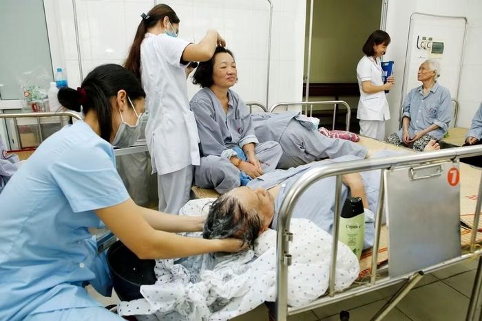 Người cao tuổi tham gia chuỗi sự kiện hoạt động chăm sóc sức khỏe tại Bệnh viện Đa khoa Đống Đa Hà Nội nhân “Tháng hành động vì nguời cao tuổi” năm 2019 . (Ảnh: Dương Ngọc/TTXVN)