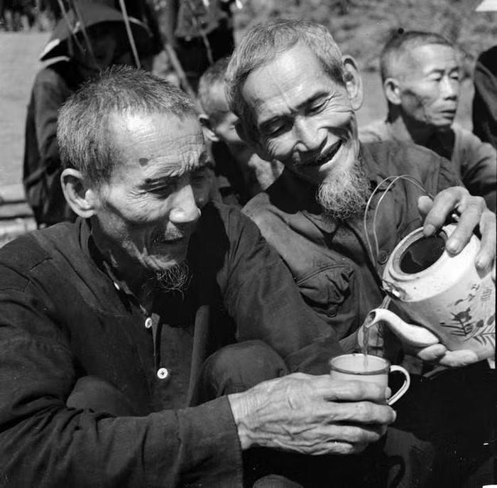 Phút nghỉ ngơi của các cụ cao niên hợp tác xã Xuân Tùng, Vĩnh Giang, Vĩnh Linh khi tham gia nhận bện dây neo phục vụ cho giao thông vận tải để con cháu đi làm nhiệm vụ sản xuát và chiến đấu, góp phần đánh thắng giặc Mỹ xâm lược (1965). (Ảnh: TTXVN)