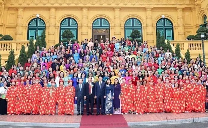 Chủ tịch nước Lương Cường gặp mặt đoàn đại biểu phụ nữ cao tuổi tiêu biểu đại diện cho hơn 9 triệu phụ nữ cao tuổi toàn quốc trong phong trào xây dựng gia đình văn hóa, ấm no, hạnh phúc do Trung ương Hội Người cao tuổi Việt Nam và Trung ương Hội LHPN Việt Nam tổ chức (06/12/2024). (Ảnh: Lâm Khánh/TTXVN)