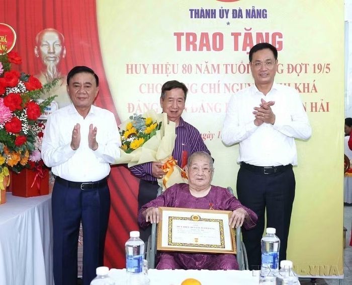 Đồng chí Trần Cẩm Tú, Uỷ viên Bộ Chính trị, Thường trực Ban Bí thư trao Huy hiệu 80 năm tuổi Đảng đến các đảng viên cao tuổi tại thành phố Đà Nẵng (19/5/2026). (Ảnh: Phương Hoa/TTXVN)