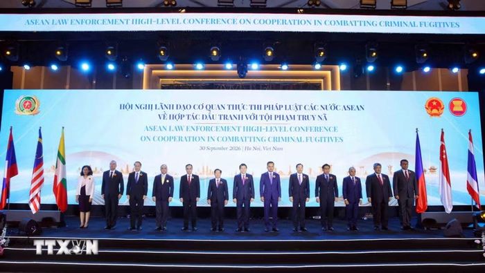 Đại tướng Lương Tam Quang, Bộ trưởng Bộ Công an Việt Nam với các Trưởng đoàn các nước ASEAN và Ban Thư ký ASEAN. (Ảnh: Phạm Kiên/TTXVN)
