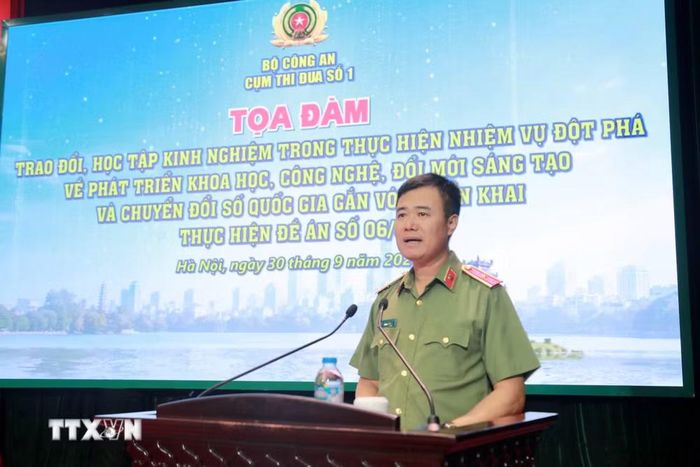 Thiếu tướng Nguyễn Ngọc Quyền, Phó Bí thư Đảng ủy, Phó Giám đốc Công an thành phố Hà Nội phát biểu khai mạc tọa đàm. (Ảnh: Phạm Kiên/TTXVN)