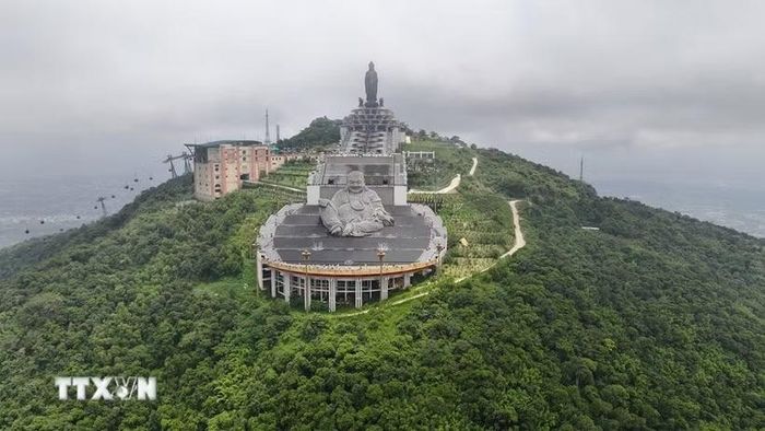 Không gian quần thể công trình tâm linh trên đỉnh Núi Bà Đen nhìn từ trên cao. (Ảnh: Thanh Tân/TTXVN)