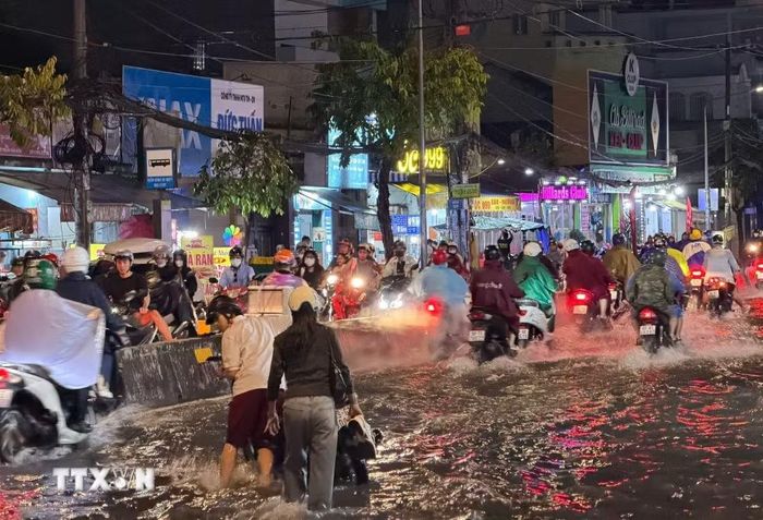 Ngập trên đường Phan Văn Hớn, phường Đông Hưng Thuận, tối 30/9. (Ảnh: Hồng Đạt/TTXVN)