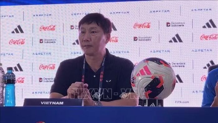 HLV trưởng đội tuyển Việt Nam Kim Sang Sik trả lời báo giới sau trận đấu giữa Việt Nam - Thái Lan. Ảnh: Minh Thái/PV TTXVN tại Indonesia