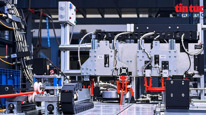 Thiết bị sản xuất trong nhà máy sản xuất ứng dụng công nghệ cao. Ảnh minh hoạ
