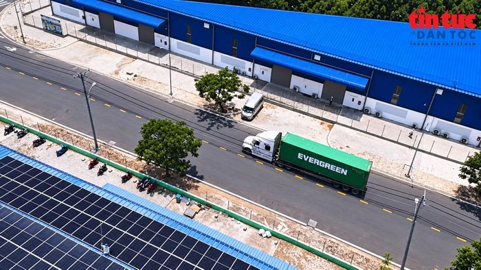Trong 8 tháng của năm 2026, kim ngạch xuất khẩu điện tử, máy tính và linh kiện tại Việt Nam đã vượt 100 tỷ USD. Ảnh minh hoạ