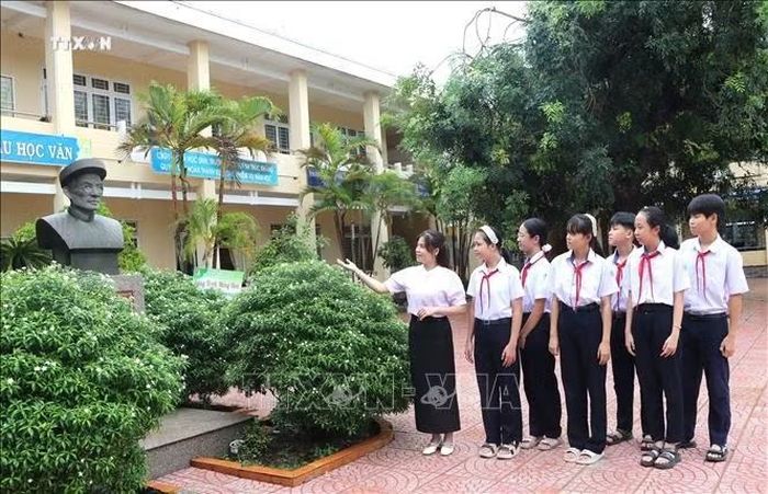 Học sinh trường THCS Huỳnh Thúc Kháng (xã Nghĩa Hành) tự hào được học dưới mái trường mang tên cụ Huỳnh.