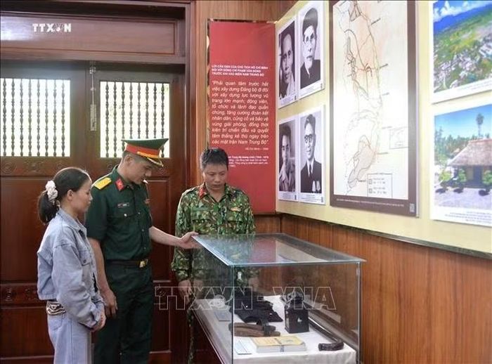 Cán bộ, chiến sĩ và người dân xem, tìm hiểu các kỷ vật của cụ Huỳnh Thúc Kháng tại Nhà lưu niệm, xã Nghĩa Hành.