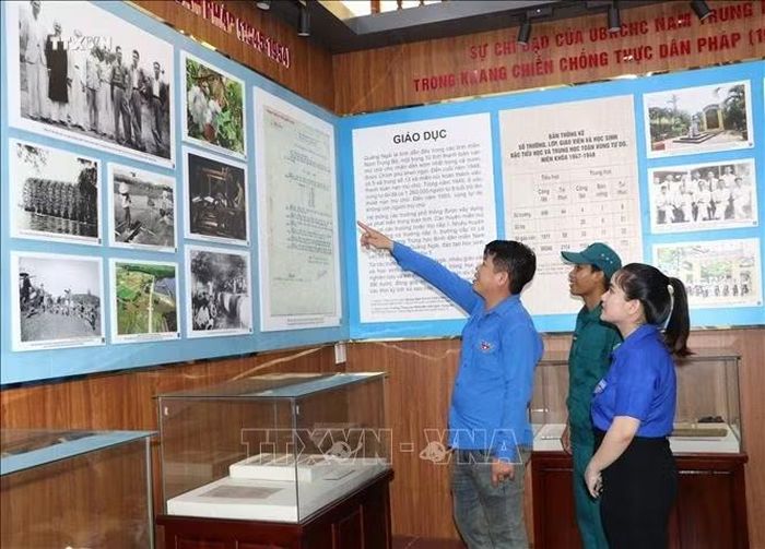 Tuổi trẻ Quảng Ngãi tham quan, tìm hiểu về cuộc đời sự nghiệp cụ Huỳnh thông qua tranh ảnh tại Nhà lưu niệm cụ Huỳnh Thúc Kháng ở xã Nghĩa Hành.
