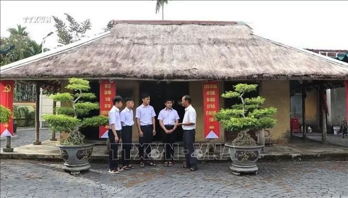 Học sinh tham quan, tìm hiểu tại ngôi nhà 3 gian là nơi cụ Huỳnh Thúc Kháng từng sinh sống.