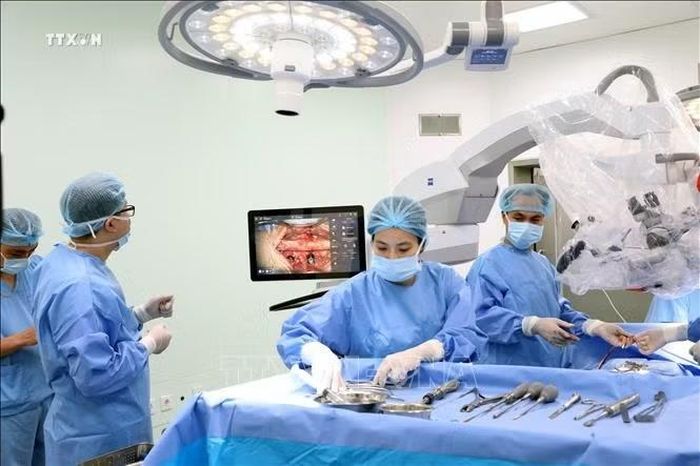 Các bác sĩ thuộc Trung tâm phẫu thuật thần kinh, Bệnh viện Hữu nghị Việt Đức cơ sở Ninh Bình, thực hiện ca mổ cấp cứu. Ảnh: Đại Nghĩa/TTXVN