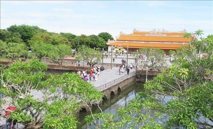 Du khách tham quan Đại Nội Huế. Ảnh: Nguyên Lý/TTXVN