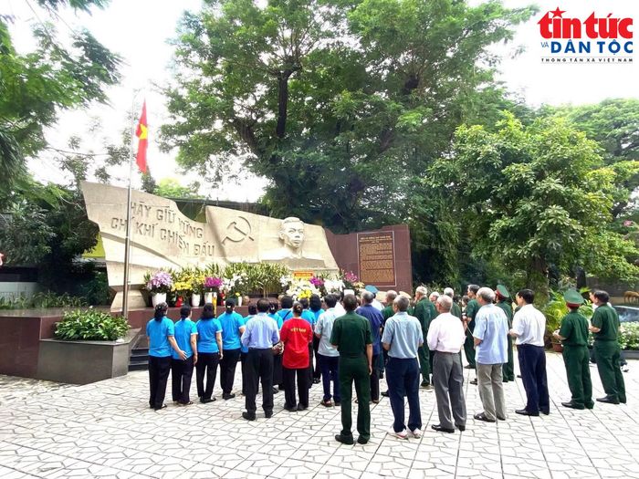 Hoạt động dâng hương thể hiện đạo lý “Uống nước nhớ nguồn” của người dân Thành phố.