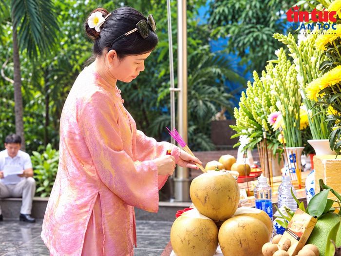 Chị Nguyễn Thụy Khánh Vân mang hương hoa và lễ vật đến thắp hương cho các Anh hùng liệt sĩ và tượng đài cố Tổng Bí thư Trần Phú tại Công viên Lê Thị Riêng.